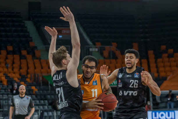 崭露头角的 崭露头角的